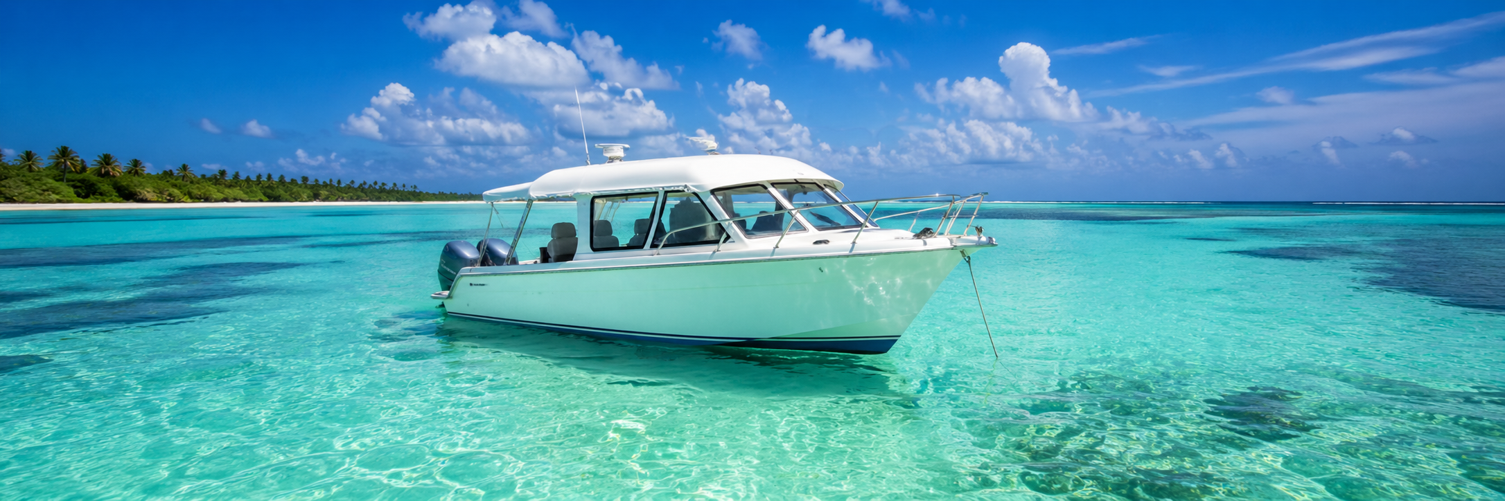 Lancha navegando en aguas del Caribe