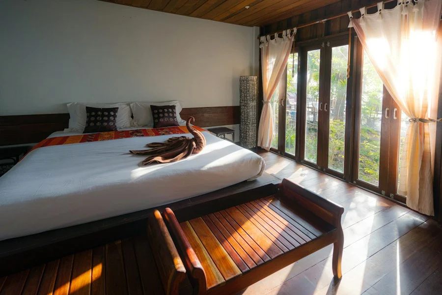 Habitación de alojamiento presentada como imagen editorial